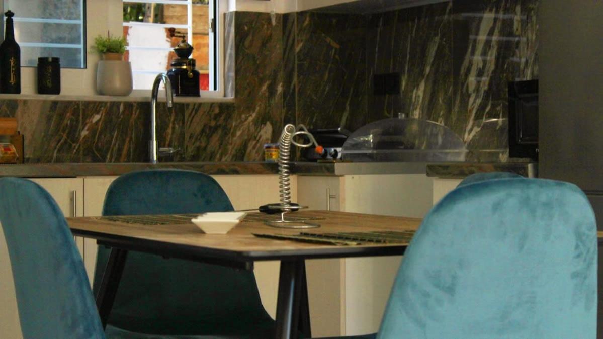 Patras Cozy Nest In The Vibrant City Center Buitenkant foto